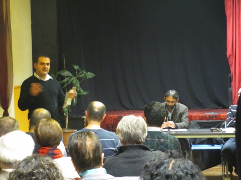 Waseem Haddad, syrischer demokratischer Aktivist aus Wien, stellt Prof. Awad vor