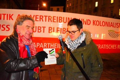 Boris Lechthaler übergibt Marco van Jura eine propalästinensische Single von 1989, die von den Grünen unterstützt wurde.