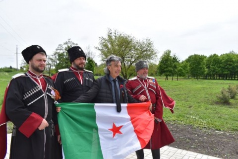 Anti-fascists unified: Cossaks with Italian partisan flag