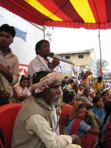 Stammesführer während einer Demonstration.