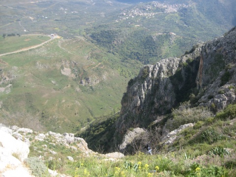 Some Palestinians tried to descent to the Lintani towards the border