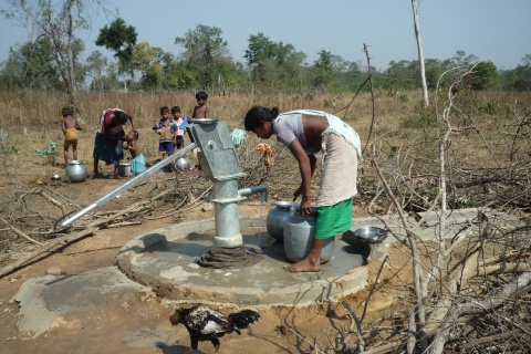 Eine handbetriebene Wasserpumpe, errichtet durch ie Solidaritätsbewegung.