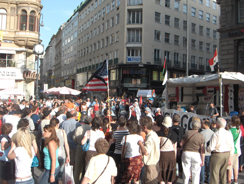 Kundgebung Stephansplatz 17.6.06: Muqawama - Widerstand gegen den Bush Besuch