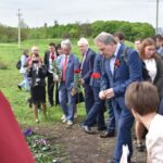 Boris Lechthaler legt Blumen beom Grab des ermordeten ersten Präsidenten Schartschenko nieder