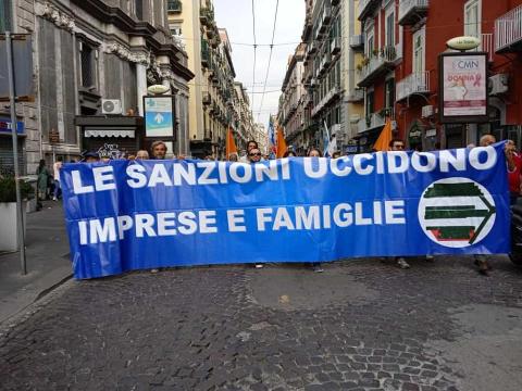 Bild: Die Sanktionen töten Unternehmen und Familien - soziale Proteste in Neapel gegen die Sanktionen