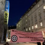 Jugoslawien-Gedenken 2022 mit Nato-Propaganda im Hintergrund am Stephansdom